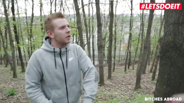 Il a enculé violemment cette salope aux gros seins après qu'elle ait uriné dans la forêt Thumb