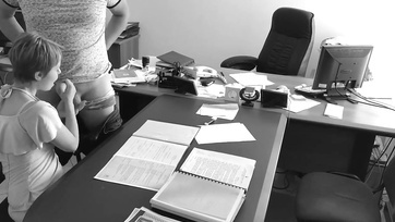 Il a baisé la jolie secrétaire au bureau, filmé par une caméra cachée Thumb