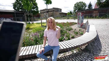 Une blonde allemande est allée au casting avec l'agent pour un peu d'argent Thumb