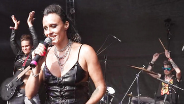 Des rockeuses sexy étaient tellement excitées au festival qu'elles ont commencé à baiser Étrangers Thumb