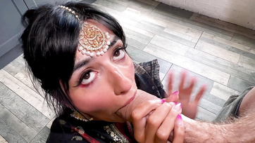 Elle appelle toujours son amant bien monté la jeune Indienne sexuellement insatiable quand son mari sort de la maison Thumb