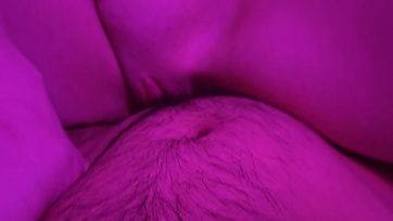 La jolie fille amateur gémit fort pendant que son mec lui doigtait la chatte humide Thumb