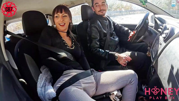 Ma femme nymphomane s'est déshabillée dans la voiture et a sucé non seulement moi, mais aussi un inconnu sauvage Thumb