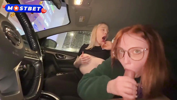 Dans la voiture, les filles coquines suçaient d'elles-mêmes, mais au cinéma elles se sont aussi assises sur ma queue Thumb