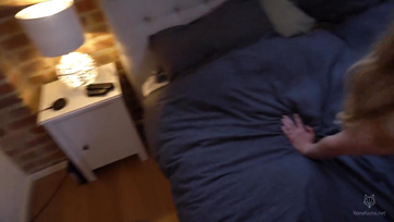 J'ai baissé le jean du cul rond de ma copine et j'ai enfoncé ma bite dans sa chatte épilée Thumb