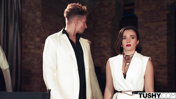 Au travail, elle a sucé son mec mignon, puis à la maison elle lui a bien baisé le cul Thumb