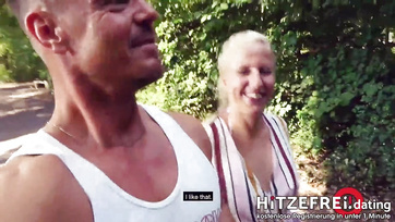 Dès le premier rendez-vous, il a pu baiser la chatte de cette milf allemande sexy à l'arrêt de bus Thumb