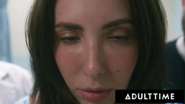 La fille enceinte a rêvé que les docteurs excités baisaient sauvagement sa chatte poilue Thumb