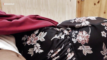 Ma belle-sœur endormie à côté de moi a attrapé ma bite après avoir vu que je me masturbais Thumb