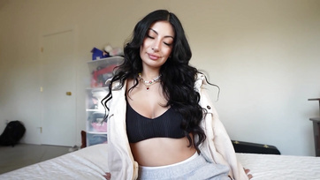 Je n'ai pas acheté le lit usagé de la meilleure amie de ma sœur, mais je l'ai baisée dessus Thumb