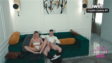 A-t-il baisé la chatte serrée de sa putain de belle-fille endormie dans son dos la nuit ? Thumb