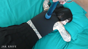 J'ai secrètement baisé la copine sexy de ma sœur après qu'elle soit entrée dans ma chambre avec un vibromasseur Thumb