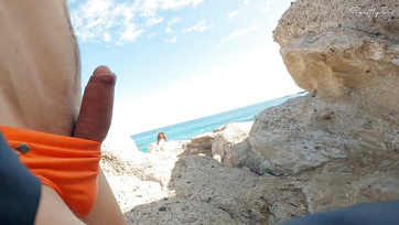 Après avoir sucé son mec, la petite salope de la plage est allée voir un inconnu et lui a bandé la queue Thumb