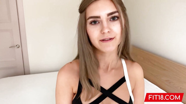 Une fille blonde sexy aux seins naturels qui a joyeusement enlevé ses vêtements lors de l'entretien d'embauche Thumb