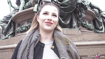 Avec un peu d'argent, il a réussi à convaincre la sexy berlinoise de venir à un casting porno Thumb