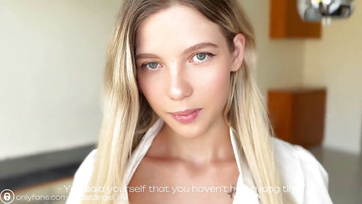 J'ai failli me branler sur les photos nues de cette étudiante sexy, mais soudainement elle est apparue Thumb