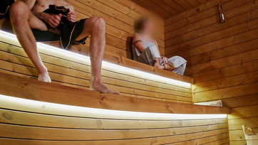 Aventures au sauna : J'ai montré ma grosse bite dure à une femme solitaire et à un jeune couple dans le sauna Thumb
