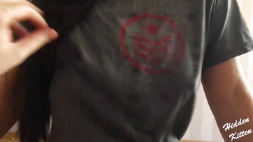 J'adore porter le t-shirt de mon mari pendant qu'il caresse doucement mon petit minou frais Thumb