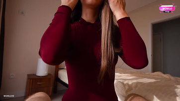 Après avoir vu la verge dure de son beau-fils au réveil, elle a décidé de chevaucher sa bite dure comme la pierre Thumb